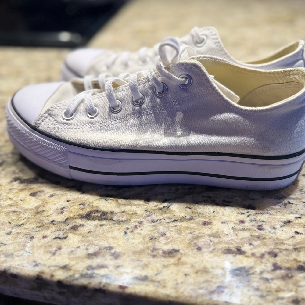 Converse Chuck Taylor’s All Star OX Women’s Platform Size 10